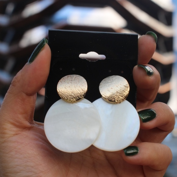 New Geometric round circle shell dainty earrings - Picture 3 of 7